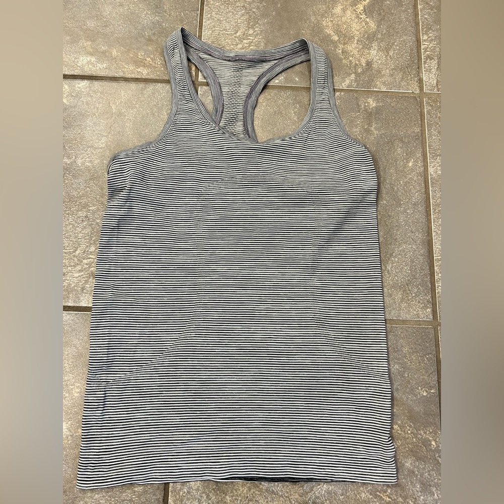 Lululemon black and white swift stride tank. Size 6. Excellent condition.